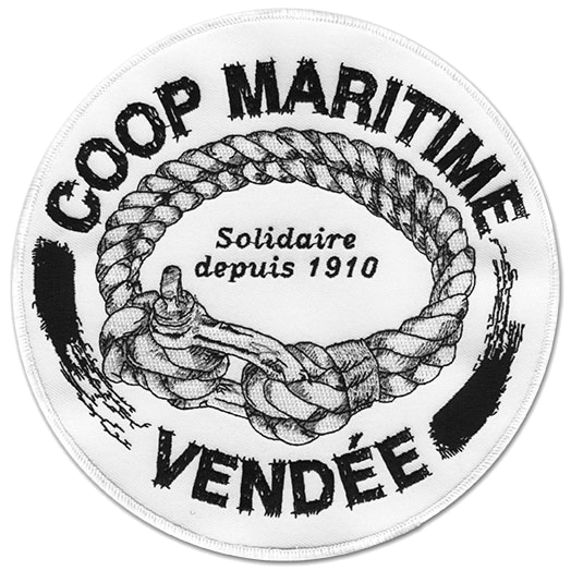 Ecusson rond brodé de la Coop maritime de Vendée. Il est en noir et blanc, et représente un cordage de bateau au centre duquel il est écrit solidaire depuis 1910.