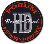 Ecusson rond brodé du forum de moto passion harley. Il est noir, avec des bords découpés, et il est écrit HD Brother hood au centre, et forum passion harley sur le haut et le bas.
