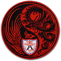 Ecusson brodé rond du club de karaté de Paris Pouchet. Il représente un dragon rouge et noir au bas duquel le logi du club d'arts martiaux est inscrit, dans un petit blason représentant également une tour eiffel noire.