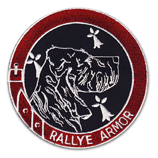 Ecusson de l'équipage de chasse à cours du rallye armor. L'écusson brodé rond représente une tête de chien blanche sur fond noir, bordée d'un collier rouge portant l'inscription Rallye Armor.