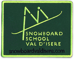 Ecusson brodé de forme rectangulaire horizontal. Sur un fond vert foncé, le logo de l'école de snowboard est brodé en vert clair. Il représente une montagne stylisée en forme de M avec un ski dessous. En bas, le site internet est brodé en noir : snowboardvaldisere.com