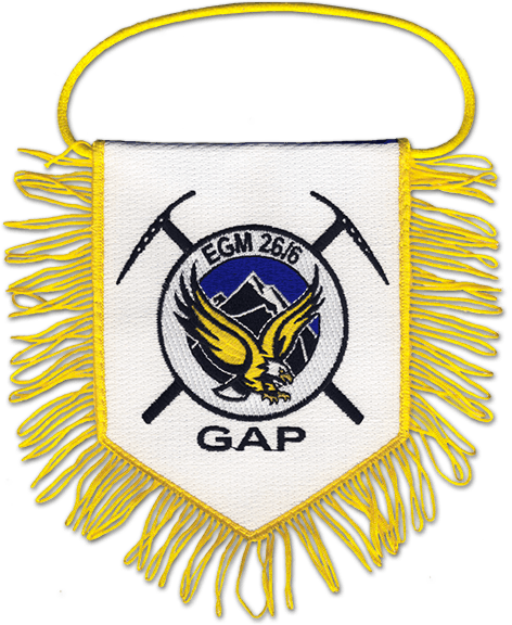 Fanion brodé sur deux faces de l'escadron de gendarmerie mobile montagne des Hautes Alpes. Il représente un aigle survolant une montagne dans un rond, recouvrant deux piolets. il porte la mention EGM 26/6 Gap.