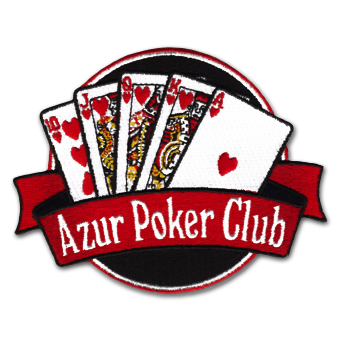 Ecusson brodé du club de poker Azur poker club. Il représente cinq cartes à jouer : le 10, le valet, la dame, le roi et l'as de coeur sur un cercle noir. Dessus, le texte azur poker club est écrit dans un bandeau roige. le bord de l'écusson est découpé à la forme du dessin.