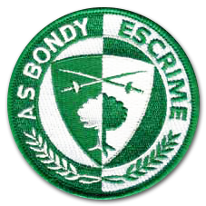 Ecusson rond brodé de l'association sportive d'escrime de Bondy. l'écusson est vert et blanc. Au centre, un blason avec un arbre et deux épées croisées au dessus. Dessous, deux branches de lauriers croisées elles aussi. Sur le bord de l'écusson est brodé le texte AS Bondy escrime en lettres capitales.