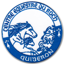 Ecusson rond brodé du centre équestre du roch à Quiberon. Il est bleu et blanc et représente des têtes de chevaux en mouvement. Autour, le nom du club équestre est inscrit.