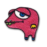 Petit écusson brodé. cet écusson petit format représente un personnage rose, les yeux tombants avec des dents vertes.