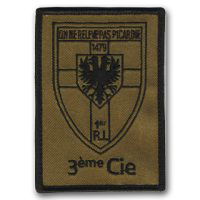 Ecusson brodé du premier régiment d'infanterie de Picardie. Il est rectangulaire vertical, brodé en noir sur fond vert kaki. Il représente un blason sous lequel le texte 3ème Cie est brodé.