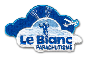 Ecusson brodé de l'école francaise de parachutisme de la ville de Le blanc. Il représente un nuage bleu, surmonté d'un nuage dégradé du bleu clair au blanc sur lequel est brodé un parachutiste en bleu. A droite, on distingue la silhouette d'un avion blanc. Au bas de l'écusson, le texte Le Blanc parachutisme est brodé. Le bord de l'écusson est découpé à la forme du dessin.