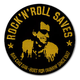 Ecusson du Bar chez dan à Contis plage. Il est noir et brodé en couleur or. Au centre, la silhouette de Keith richards. Au-dessus, le texte Rock'n roll saves et au-dessous, le texte bar chez Dan, built for drinkin since 1987.