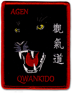 Ecusson brodé du club de Qwankido d'Agen. Il est rectangulaire vertical et représente, sur fond noir, une tête de panthère aux yeux verts, gueule ouverte. A droite de la tête, trois idéogrammes sont brodés.