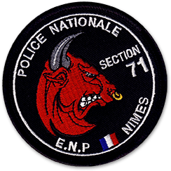 Ecusson rond brodé de l'école nationale de police de Nimes. Il représente une tête de taureau rouge de profil sur fond noir, à droite de laquelle est inscrit le texte Section 71. En bas, le texte ENP Nimes avec un drapeau bleu blanc rouge.