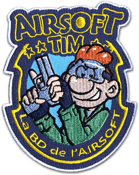 Ecusson brodé découpé de la bande dessinée humoristique Airsoft Tim. Elle représente un homme portant un revolver, dans un style BD. Au-dessus, le texte Airsoft TIM et en dessous le texte la BD de l'Airsoft. La découpe est faite tout autour du texte.