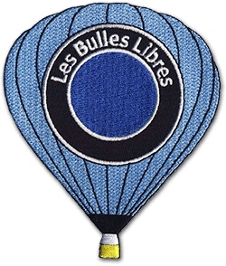 Ecusson réalisé pour l'association "Les Bulles Libres" et représentant un ballon à air chaud de 7 cm de haut et de couleur bleu dont la forme est découpée et le dos thermocollant, l'écusson éatnt brodé à 100%