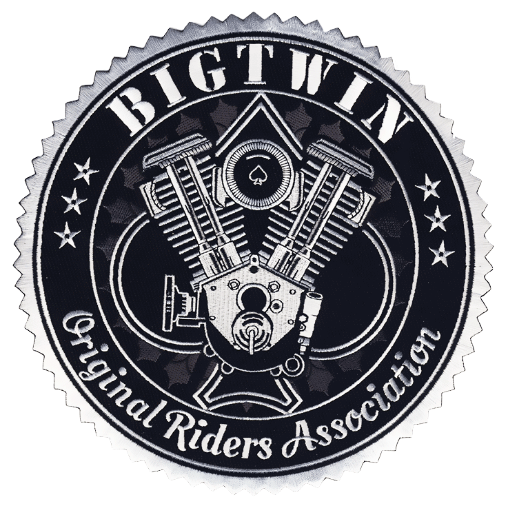 Ecusson brodé du club de moto BigTwin Original riders Association. Il est brodé en noir et blanc et représente en son centre un moteur de moto. Il est découpé sur les bords et a une forme d'engrenage.