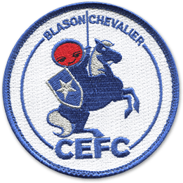 Ecusson brodé du cercle d'escrime franco cubain. Il est rond et représente, au centre, un chevalier portan tune arme et un écu sur un cheval. A la place de la tête du chevalier, un cercle rouge. Autour, un fin liserai leu et le texte Blason chevalier CEFC.