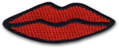 Ecusson brodé monté sur broche comme accessoire de mode. La broche représente des lèvres rouges, bouche fermée.