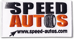 Ecusson brodé rectangulaire vertical de l'entreprise Speed autos. Le O de Auto est un pneu, et l'adresse ail est mentionnées en dessous.