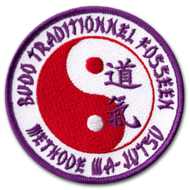 Ecusson du budo club fosseen. Sur un fond bleu, au centre, le signe du ying et du yang est brodé en rouge, au dessus, deux idéogrammes violets. Sur le bord de l'écusson, il est écrit Budo traditionnel fosseen, méthode wa jutsu en violet sur fond blanc. 