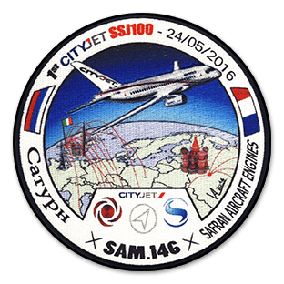 Ecusson de safran aircraft engine pour le 1er cityjet SS:100 du 24 mai 2016. Il représente un avion volant au-dessus de la planète terre et porte les logos de ceux qui ont travaillé pour le projet cityjet.