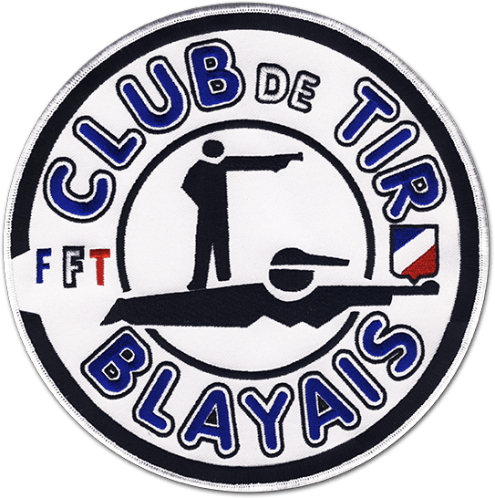 Ecusson de la fédération française de Tir pour le club de tir du blayais. L'écusson rond, brodé, représente une silhouette d'homme tirant en noir sur fond blanc. Autour, aux couleurs bleu blanc rouge du drapeau français, le texte club de tir blayais est écrit.