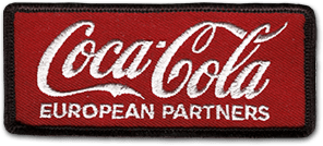 Ecusson réalisé pour la marque Coca Cola. L'écusson est rectangulaire, avec une bordure noire. Il y est brodé le texte Coca cola european partners en blanc sur fond rouge, avec la typographie du logo Coca cola.