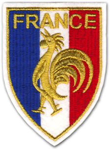 Ecusson en forme de blason pointe vers le bas. Il a un fond bleu blanc rouge sur lequel le coq français est brodé en doré. Au-dessus du coq, le texte France est brodé couleur or.