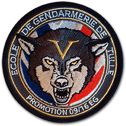 Ecusson brodé de l'école de gendarmerie de Tulle. Il représente une tête de loup gueule ouverte au centre, sur un fond bleu blanc rouge, avec un V entre les deux yeux. Sous la gueule du loup, l'inscription Promotion 09/16 EG.