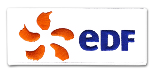 Ecusson brodé rectangulaire horizontal de l'entreprise EDF. Il a un fond blanc sur lequel le logo de EDF est brodé à gauche en orange, avec le texte EDF brodé en bleu sur la droite.