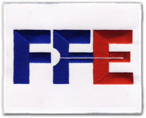Ecusson brodé de la fédération française d'escrime. Il est blanc, rectangulaire horizontal et il est écrit les lettres FFE en bleu et rouge.