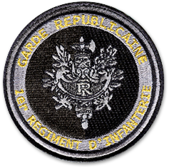 Ecusson brodé du 1er régiment d'infanterie de la garde républicaine. Il représente, au centre, l'insigne de la garde républicaine avec au centre, les lettres RF. L'insigne est grise, sur un fond noir.