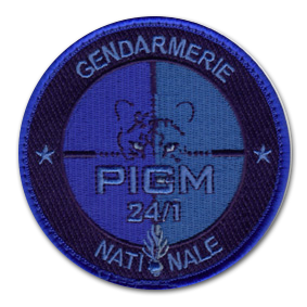 Ecusson rond basse visibilité de la gendarmerie nationale. Il est bleu foncé, avec au centre, au milieu d'un viseur noir, une tête de panthère dont on distingue les yeux blancs. Dessous le texte PIGM 24/1 est brodé. Sur le bord de l'écusson dans un bandeau bleu foncé, on peut lire le texte Gendarmerie nationale, et le O du texte est représenté par la grenade à 8 branches.