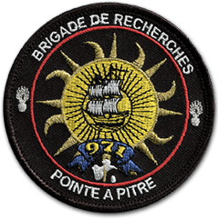Ecusson rond brodé de la brigade de recherche de la gendarmerie de Pointe-à-Pitre. Sur un fond noir, au centre, un soleil jaune et or renferme un bateau à voile blanc. Dessous, un parchemin bleu qur lequel est brodé 971. Autour, un fin liserai rouge fait le tour de l'écusson. En haut et en bas, les textes suivants sont brodés : brigade de recherches, pointe à pitre. A gauche et à droite, deux grenades à huit branches grises sont brodées.