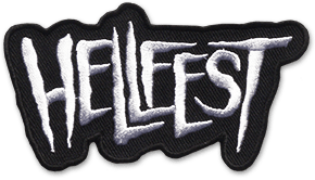 L'écusson est découpé à la forme du texte brodé en blanc sur fond noir : Hellfest.