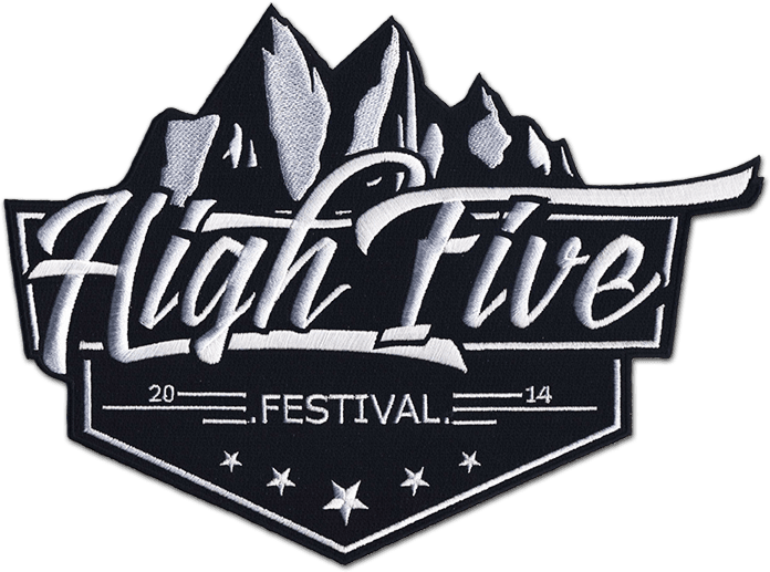 Ecusson du festival de ski High Five pour leur évènement 2014. L'écusson découpé en noir et blanc représente une montagne sous laquelle est inscrit High Five festival.