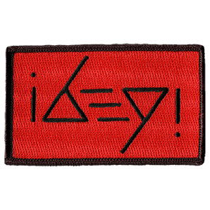 Ecusson brodé du label du groupe de musique Ibeyi. L'écusson est rectangulaire horizontal, avec un fond rouge bordé de noir. Au centre, IBEYI est brodé en noir, dans un alphabet stylisé.