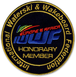 Ecusson brodé rond de la fédération internationale de waterski et de wakeboard. Au centre, le logo avec le texte aurope africa et honorary member.