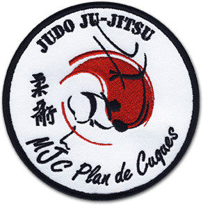 Ecusson rond brodé du club de judo ju jitsu de Plan de Cuques. L'écusson a un fond blanc, avec au centre un demi cercle rouge et des idéogrammes brodés en noir. En bas de l'écusson, il est écrit MJC Plan de Cuques.