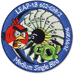 Ecusson de Safran pour le test du moteur LEAP 1B. L'écusson brodé rond représente l'oiseau de Angry Birds devant un réacteur avec le texte GO ! En bas de l'écusson, il est écrit Medium single bird.