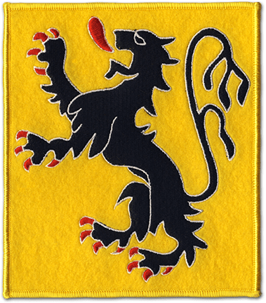 Ecusson rectangulaire vertical brode représentant le lion des flandres, noir et rouge, sur un fond en feutrine rouge.