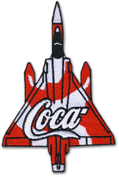 Ecusson brodé avec bords découpés pour une application sur textile. Il représente un avion mirage rouge et blanc vu du dessus, cockpit vers le haut. A l'arrière de l'avion, le logo Coca est brodé en blanc. L'écusson est découpé à la forme du mirage.