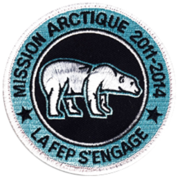 Ecusson rond brodé de la fédération des entreprises de propreté pour la mission arctique 2011 2014. L'écusson représente un ours polaire blanc bordé de bleu sur fond noir.