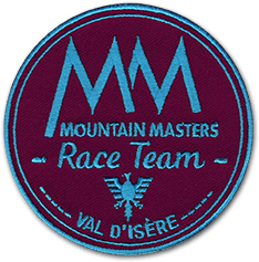 Ecusson de l'équipe de l'école de ski mountain masters race team. L'écusson bordeau rond représente deux MM formant une mo,tagne sous laquelle est écrit Mountain masters race team, et en dessous Val d'isère.