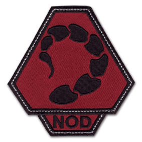 Ecusson brodé du club de paintball Nod. l'écusson a une forme de triangle aux bords découpés et un fond rouge sur lequel une queue de scorpion est brodée en noi. Au bas de l'écusson, un petit bandeau sur lequel il est écrit NOD.