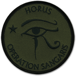 Ecusson militaire de l'opération Sangaris en centre Afrique. Il est rond, brodé en noir sur une toile verte foncé, et représente l'oeil d'Horus et une étoile. Au-dessus du dessin, le texte Horus est inscrit, et en-dessous le texte Opération sangaris.