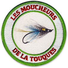 Ecusson du club de pêche les moucheurs de la Touques. L'écusson brodé et imprimé représente une mouche.