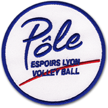 Ecusson rond brodé du club de volley des espoirs de Lyon. L'écusson ressemble à un ballon de volley ball, blanc et bordé de bleu, avec un trait rouge au milieu, par dessus le texte pôle, espoirs Lyon, volley ball.