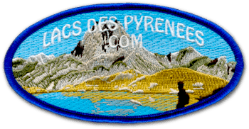 Ecusson ovale brodé. Il représente un paysage de montagne des pyrénées avec un lac en premier plan. Sur l’écusson, le site internet suivant est brodé en blanc : lacsdspyrenees.com