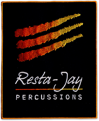 Ecusson de la société Reste-Jay percussions. Il est rectangulaire vertical, sur fond noir avec un bord découpé. Sur la moitié haute de l'écusson, trois traits en dégradé du rouge au jaune, sur la moitié basse est écrit Resta-Jay percussions.