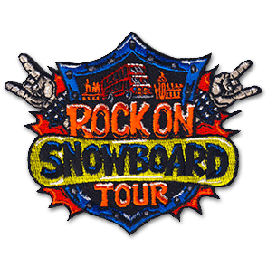 Ecusson brodé de l'évènement Rock On Snowboard Tour de 2017. L'écusson a des bords découpés, il représente un bus londonien sous lequel le nom de l'évènement est écrit, en partie au milieu d'une planche de snowboard jaune. A droite et à gauche, des mains faisant le signe rock dépassent de l'écusson.