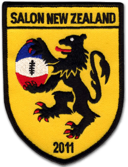 Ecusson brodé du salon du rugby de Nouvelle Zélande de 2011. L'écusson représente, sur fond jaune, le lion rampant (héraldique) en noir, tenant un ballon de rugby aux couleurs de la france dans les griffes. Au dessus, le texte Salon New Zealand est brodé en noir, et en-dessous du lion, le texte 2011 est brodé en noir lui aussi.